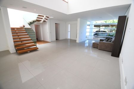 Casa de condomínio para alugar com 700m², 4 quartos e 6 vagasSala 1