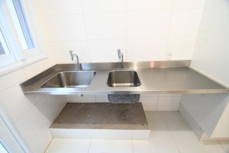 Casa de condomínio para alugar com 700m², 4 quartos e 6 vagasÁrea de Serviço