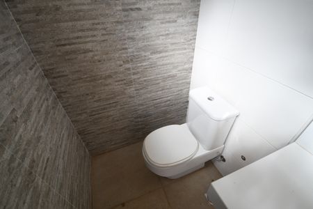 Casa de condomínio para alugar com 700m², 4 quartos e 6 vagasBanheiro de Serviço