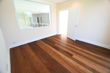 Casa de condomínio para alugar com 700m², 4 quartos e 6 vagasEscritório