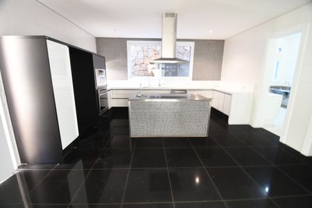 Casa de condomínio para alugar com 700m², 4 quartos e 6 vagasCozinha