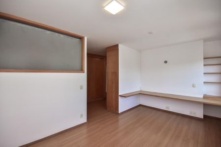 Apartamento à venda com 236m², 3 quartos e 3 vagasSuíte 2