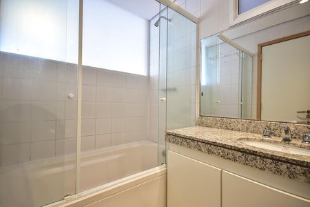 Apartamento à venda com 236m², 3 quartos e 3 vagasBanheiro Suíte 2