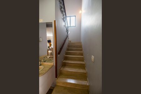 Casa de condomínio à venda com 300m², 4 quartos e 4 vagasEscada