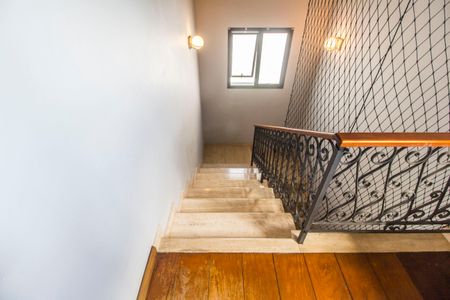 Casa de condomínio à venda com 300m², 4 quartos e 4 vagasEscada