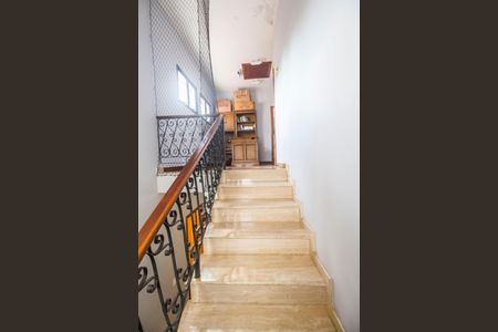 Casa de condomínio à venda com 300m², 4 quartos e 4 vagasEscada