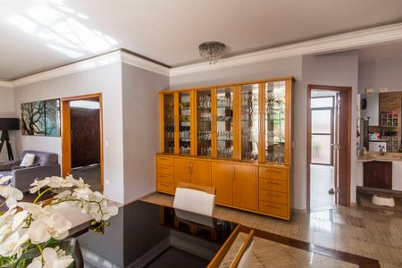 Casa de condomínio à venda com 300m², 4 quartos e 4 vagasSala