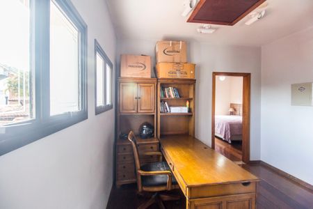 Casa de condomínio à venda com 300m², 4 quartos e 4 vagasEscritório