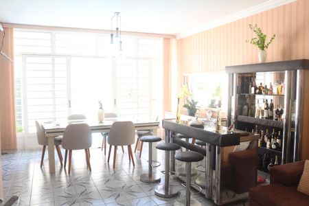 Casa à venda com 350m², 4 quartos e 4 vagasSala