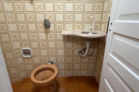 Banheiro de Serviço de apartamento para alugar com 3 quartos, 189m² em Ponta da Praia, Santos