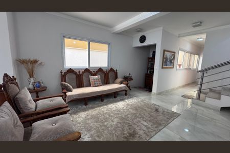 Casa de condomínio à venda com 311m², 4 quartos e 5 vagas Casa de condomínio à venda com 311m², 4 quartos e 5 vagasSala