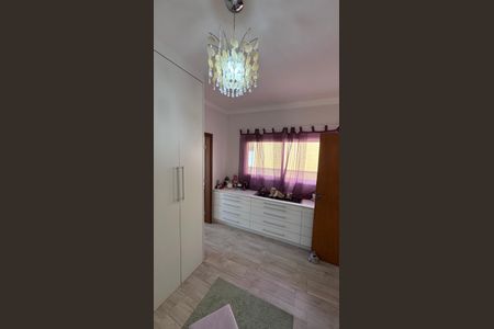 Casa de condomínio à venda com 311m², 4 quartos e 5 vagas Casa de condomínio à venda com 311m², 4 quartos e 5 vagasCloset da Suíte 4