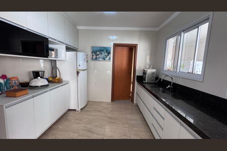 Casa de condomínio à venda com 311m², 4 quartos e 5 vagas Casa de condomínio à venda com 311m², 4 quartos e 5 vagasCozinha