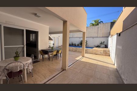 Casa de condomínio à venda com 311m², 4 quartos e 5 vagas Casa de condomínio à venda com 311m², 4 quartos e 5 vagasÁrea gourmet