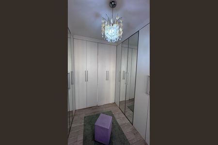 Casa de condomínio à venda com 311m², 4 quartos e 5 vagas Casa de condomínio à venda com 311m², 4 quartos e 5 vagasCloset da Suíte 4