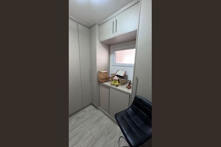 Casa de condomínio à venda com 311m², 4 quartos e 5 vagas Casa de condomínio à venda com 311m², 4 quartos e 5 vagasCloset da suíte 2