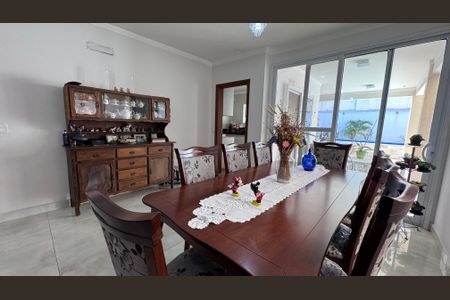 Casa de condomínio à venda com 311m², 4 quartos e 5 vagas Casa de condomínio à venda com 311m², 4 quartos e 5 vagasSala de Jantar