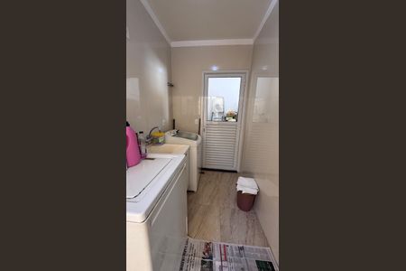 Casa de condomínio à venda com 311m², 4 quartos e 5 vagas Casa de condomínio à venda com 311m², 4 quartos e 5 vagasÁrea de Serviço