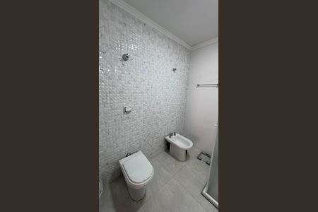 Casa de condomínio à venda com 311m², 4 quartos e 5 vagas Casa de condomínio à venda com 311m², 4 quartos e 5 vagasBanheiro da Suíte 2