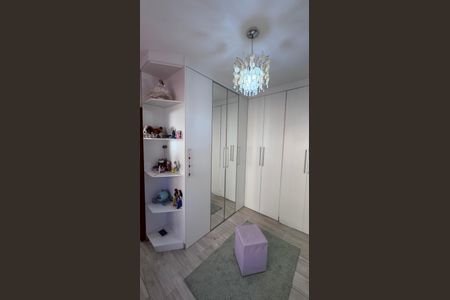 Casa de condomínio à venda com 311m², 4 quartos e 5 vagas Casa de condomínio à venda com 311m², 4 quartos e 5 vagasCloset da Suíte 4