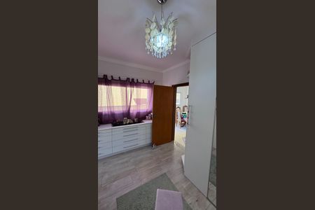 Casa de condomínio à venda com 311m², 4 quartos e 5 vagas Casa de condomínio à venda com 311m², 4 quartos e 5 vagasCloset da Suíte 4