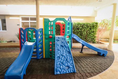 Apartamento à venda com 100m², 2 quartos e 2 vagasÁrea comum - Playground