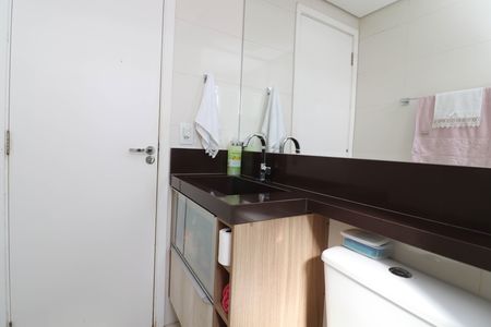 Banheiro de apartamento à venda com 2 quartos, 50m² em Vila Augusta, Guarulhos