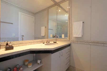 Apartamento à venda com 140m², 4 quartos e 3 vagasBanheiro da Suíte
