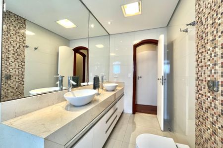 Apartamento à venda com 225m², 3 quartos e 3 vagasBanheiro da Suíte