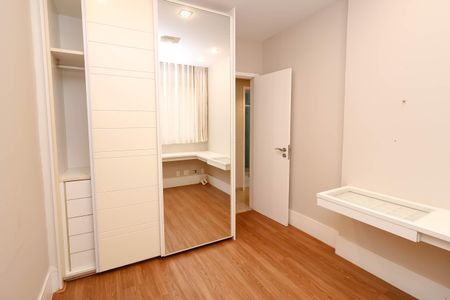 Apartamento à venda com 125m², 4 quartos e 2 vagasQuarto 2