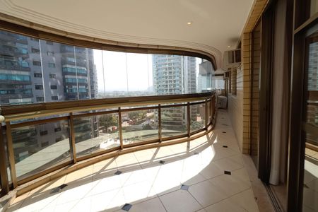 Apartamento à venda com 125m², 4 quartos e 2 vagasVaranda