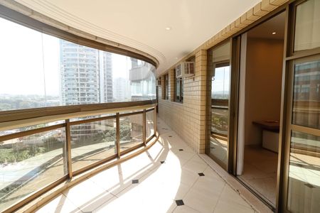 Apartamento à venda com 125m², 4 quartos e 2 vagasVaranda