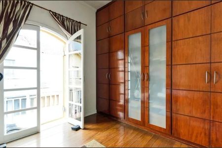 Casa de condomínio à venda com 168m², 4 quartos e 2 vagas Casa de condomínio à venda com 168m², 4 quartos e 2 vagasQuarto