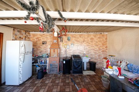 Casa à venda com 215m², 4 quartos e 2 vagas Casa à venda com 215m², 4 quartos e 2 vagasÁrea de Serviço