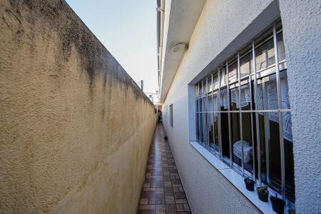 Casa à venda com 215m², 4 quartos e 2 vagas Casa à venda com 215m², 4 quartos e 2 vagasCorredor externo