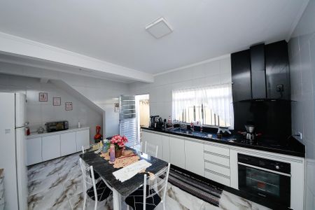 Casa à venda com 215m², 4 quartos e 2 vagas Casa à venda com 215m², 4 quartos e 2 vagasCozinha