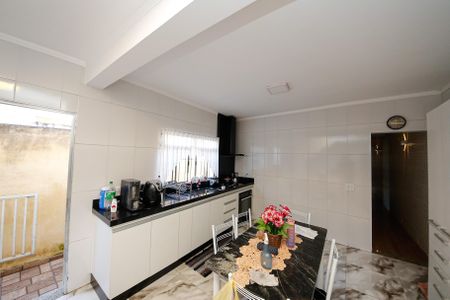 Casa à venda com 215m², 4 quartos e 2 vagas Casa à venda com 215m², 4 quartos e 2 vagasCozinha