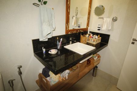 Casa de condomínio à venda com 961m², 4 quartos e 3 vagasBanheiro 2