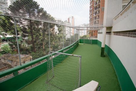 Apartamento para alugar com 151m², 3 quartos e 1 vaga Apartamento para alugar com 151m², 3 quartos e 1 vagaÁrea Comum - Quadra de Futebol