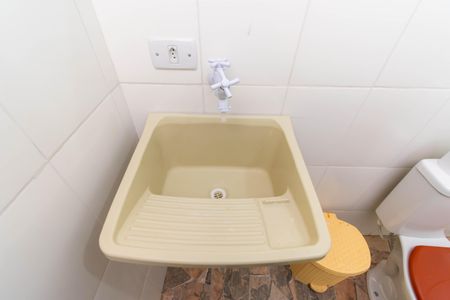 Banheiro de kitnet/studio para alugar com 1 quarto, 28m² em Cidade Continental, São Paulo