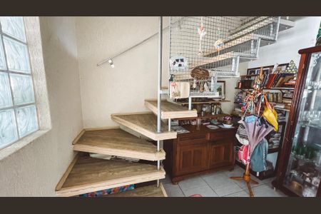 Casa à venda com 140m², 4 quartos e 2 vagasEscada