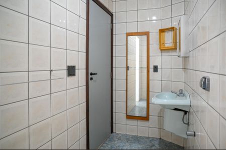Banheiro de kitnet/studio para alugar com 1 quarto, 30m² em Paraíso, São Paulo