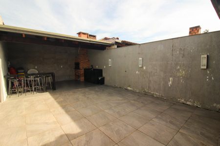 Casa à venda com 60m², 2 quartos e 2 vagas Casa à venda com 60m², 2 quartos e 2 vagasQuintal