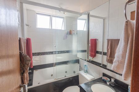 Apartamento à venda com 225m², 3 quartos e 4 vagasBanheiro da Suíte 2 