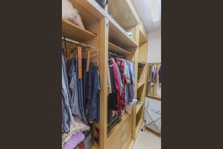 Apartamento à venda com 225m², 3 quartos e 4 vagasCloset da Suíte 2 