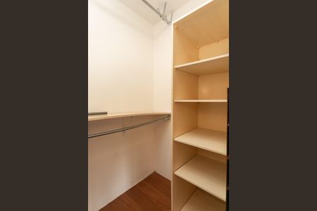 Casa à venda com 500m², 4 quartos e 3 vagas Casa à venda com 500m², 4 quartos e 3 vagasCloset quarto 2