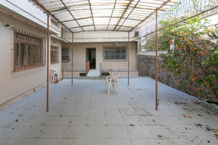 Casa à venda com 500m², 4 quartos e 3 vagas Casa à venda com 500m², 4 quartos e 3 vagasFundos