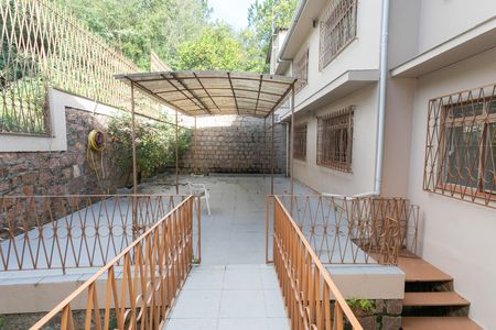 Casa à venda com 500m², 4 quartos e 3 vagas Casa à venda com 500m², 4 quartos e 3 vagasFundos