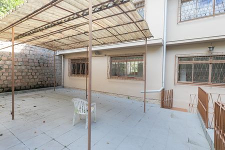 Casa à venda com 500m², 4 quartos e 3 vagas Casa à venda com 500m², 4 quartos e 3 vagasFundos