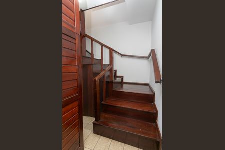 Casa à venda com 500m², 4 quartos e 3 vagas Casa à venda com 500m², 4 quartos e 3 vagasEscada 2° andar